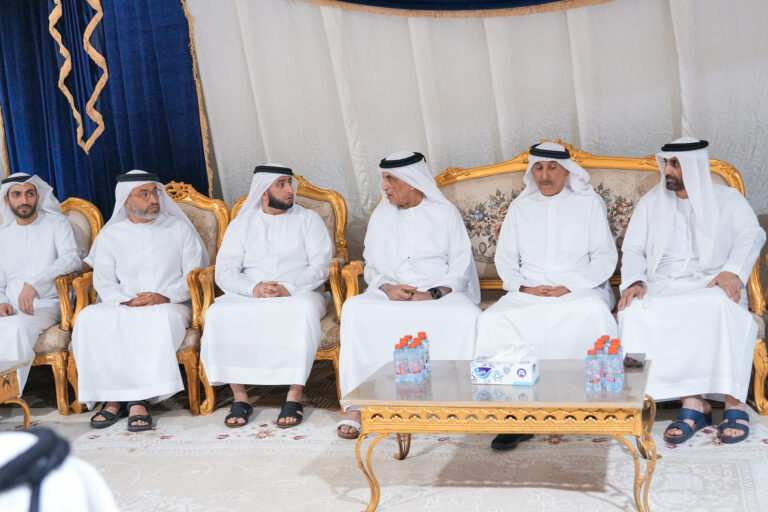 سعود-بن-صقر-يقدم-واجب-العزاء-في-وفاة-الشيخة-موزة-بنت-عبدالله-الحبسي