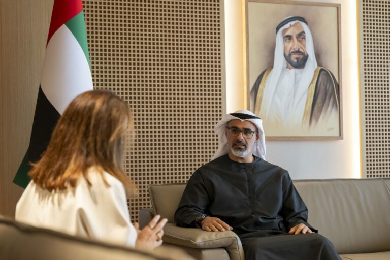 خالد-بن-محمد-بن-زايد-يستقبل-الرئيس-المالي-لشركة-“أوبن-إيه-آي”