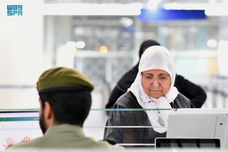 استقبال-أولى-طلائع-حجاج-تركيا-بمطار-المدينة
