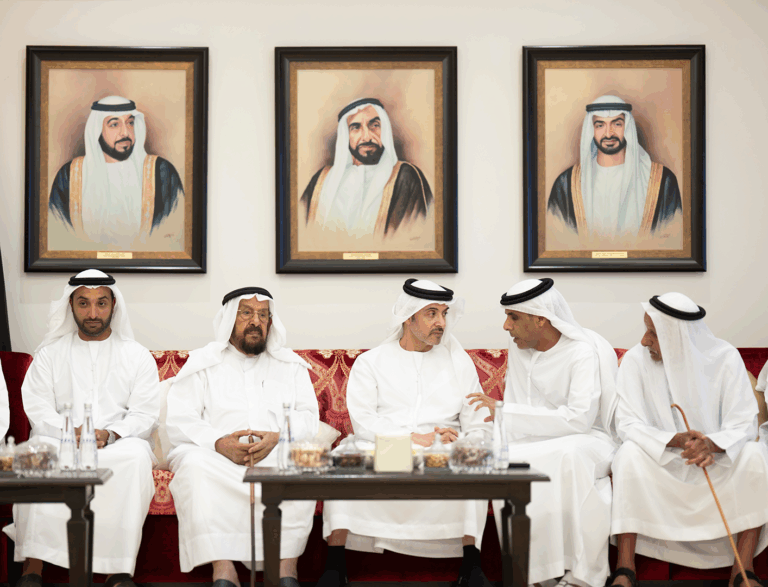 هزاع-بن-زايد-يلتقي-أعيان-وأهالي-سويحان-وناهل-في-مجلس-سويحان-بمنطقة-العين