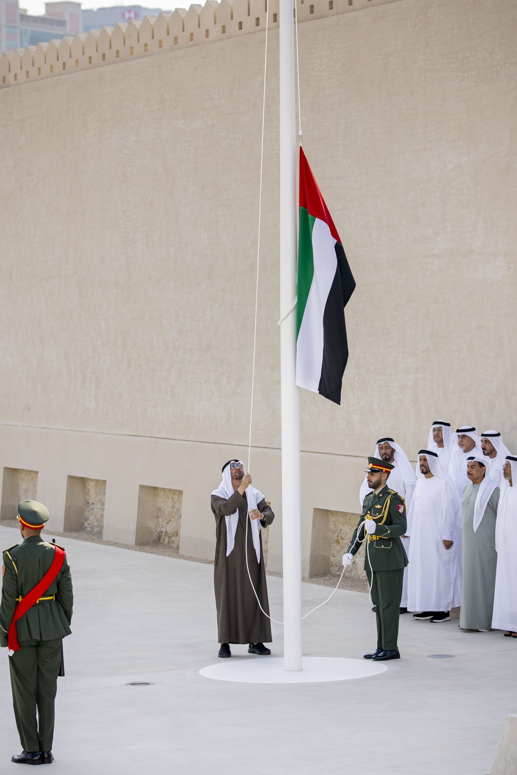 رئيس-الدولة-يرفع-علم-الإمارات