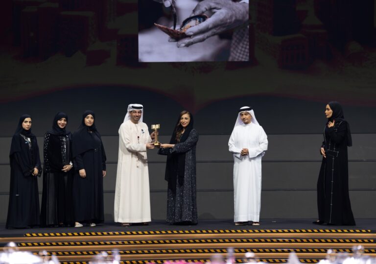 بدور-القاسمي-تكرِّم-الفائزين-بجوائز-معرض-الشارقة-الدولي-للكتاب-2025