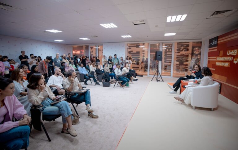 جلسة-حوارية-مع-الإيرلندي-لينتش-الحائز-على-“البوكر”-بمعرض-الشارقة-للكتاب