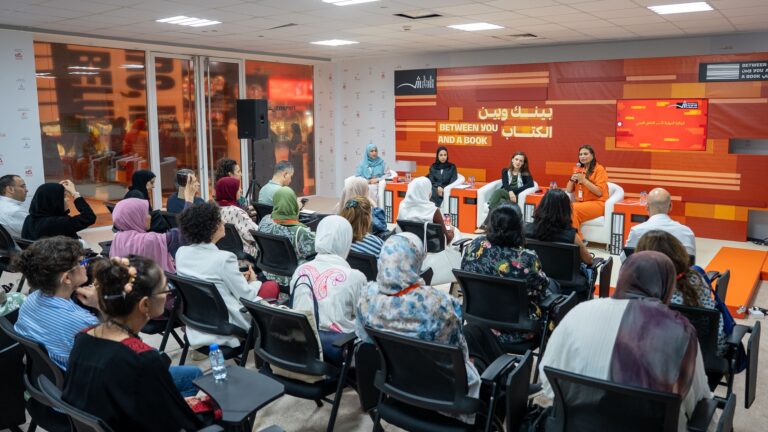 جلسة-حوارية-بمعرض-الشارقة-للكتاب-حول-أدب-الطفل