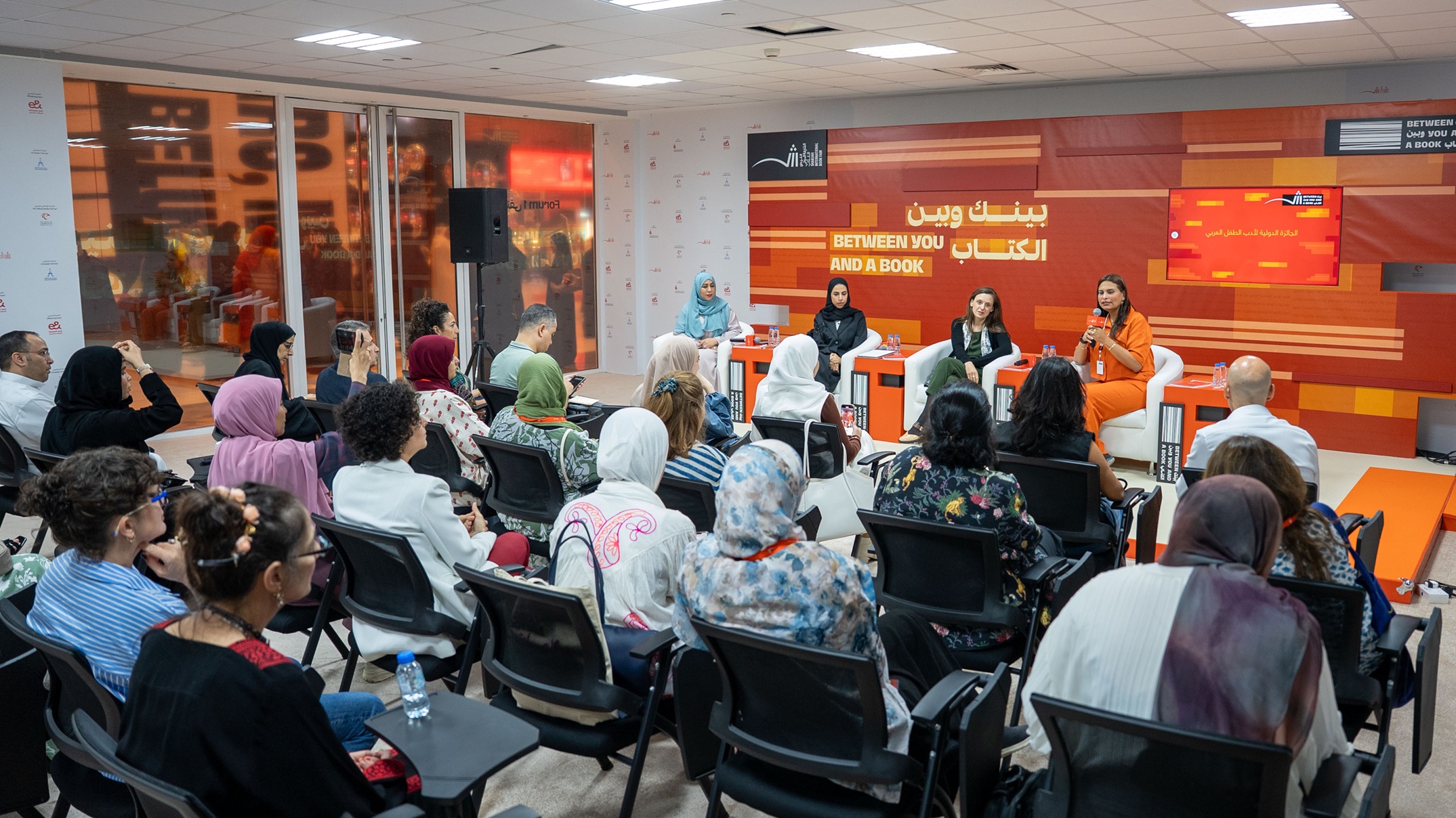 جلسة-حوارية-بمعرض-الشارقة-للكتاب-حول-أدب-الطفل