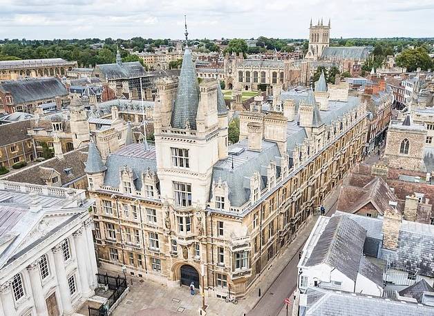 إعادة-طبق-إلى-جامعة-كامبريدج-بعد-117-سنة