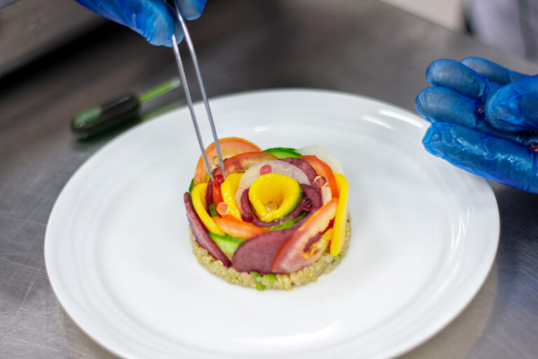 “الإمارات-لتموين-الطائرات”-تجهز-300-ألف-وجبة-طعام