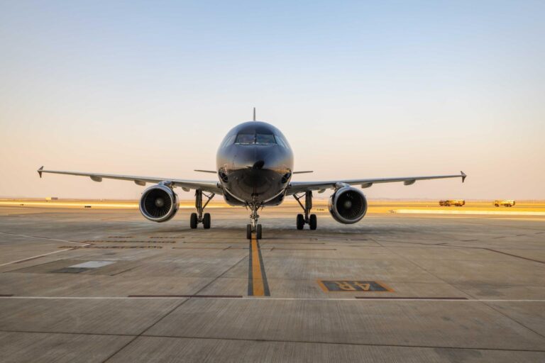 أول-رحلة-أوروبية-مباشرة-تهبط-في-مطار-البحر-الأحمر