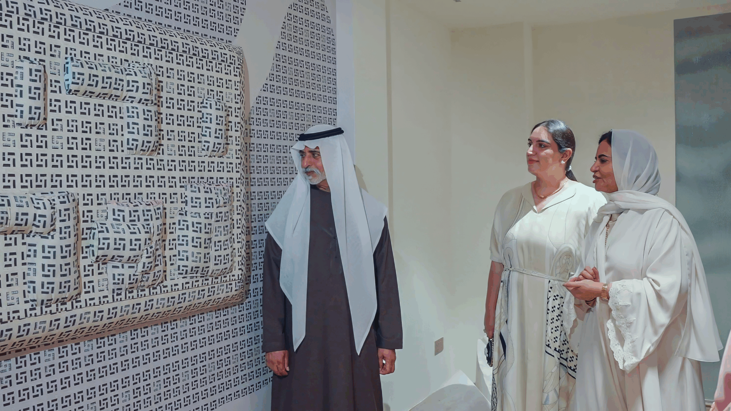 خلال-افتتاحه-معرض-“خارج-النص”.-نهيان-بن-مبارك:-الإمارات-مركز-عالمي-للحوار-الثقافي-بفضل-رؤية-القيادة