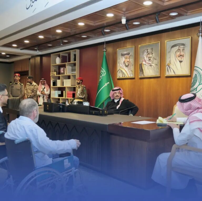 أمير-عسير-يؤجل-ترقية-“مسؤول”-لتأخره-بإنهاء-معاملة-مواطن