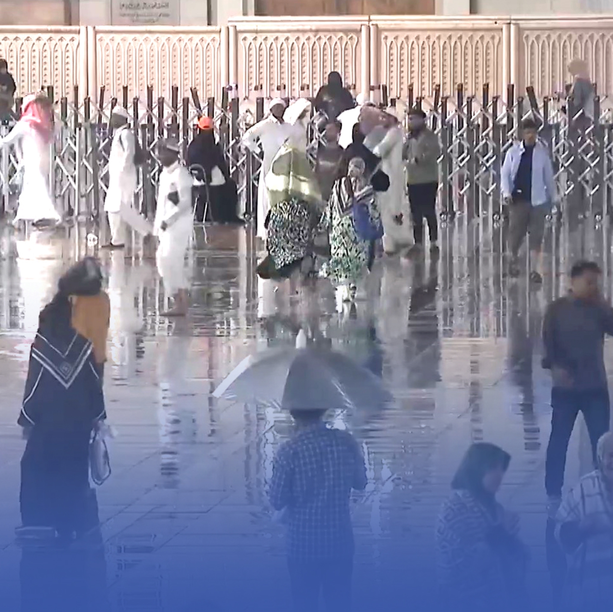 ساحات-الحرمين-تفيض-بالدعاء-تحت-زخات-المطر