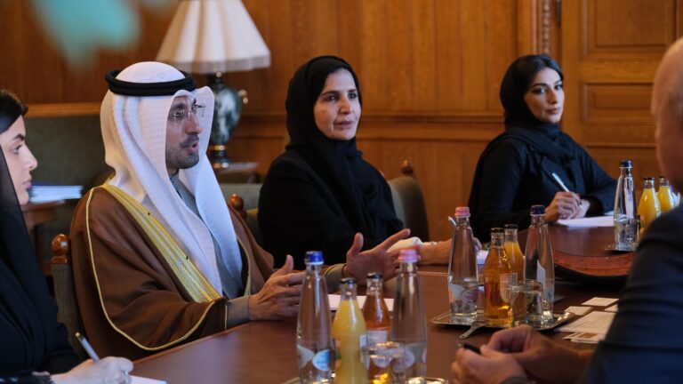 أمين-عام-“الوطني-الاتحادي”-ونظيره-المجري-يبحثان-التعاون-في-بودابست