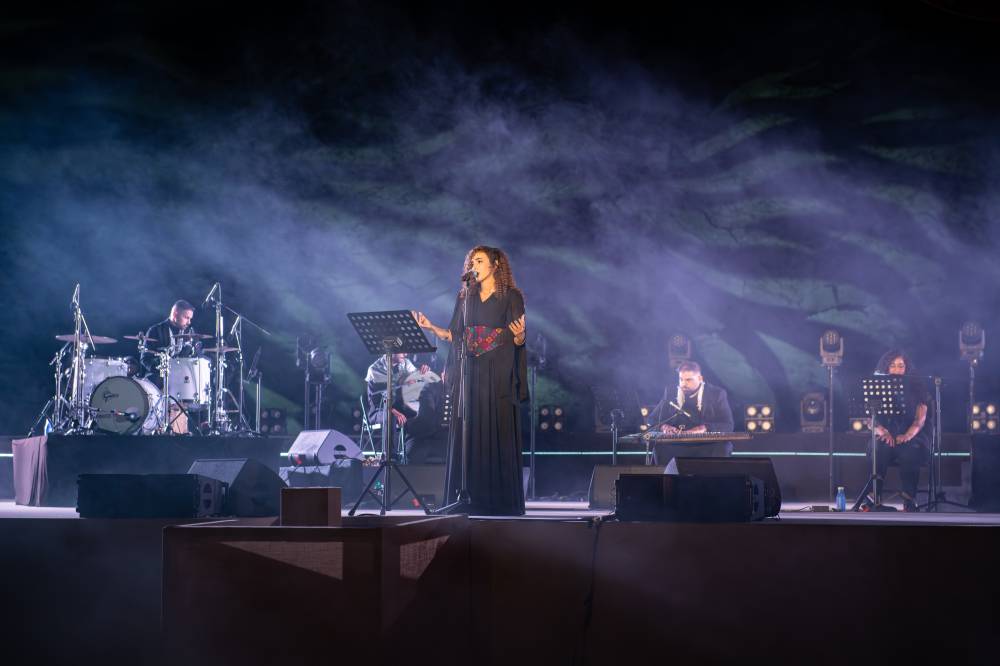 بدور-القاسمي-في-افتتاح-«تنوير»:-الفنون-والموسيقى-والثقافة-تنقي-العقول-والقلوب-(فيديو)