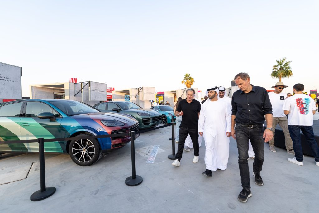 منصور-بن-محمد-يزور-مهرجان-“رموز-بورشه”-في-دبي