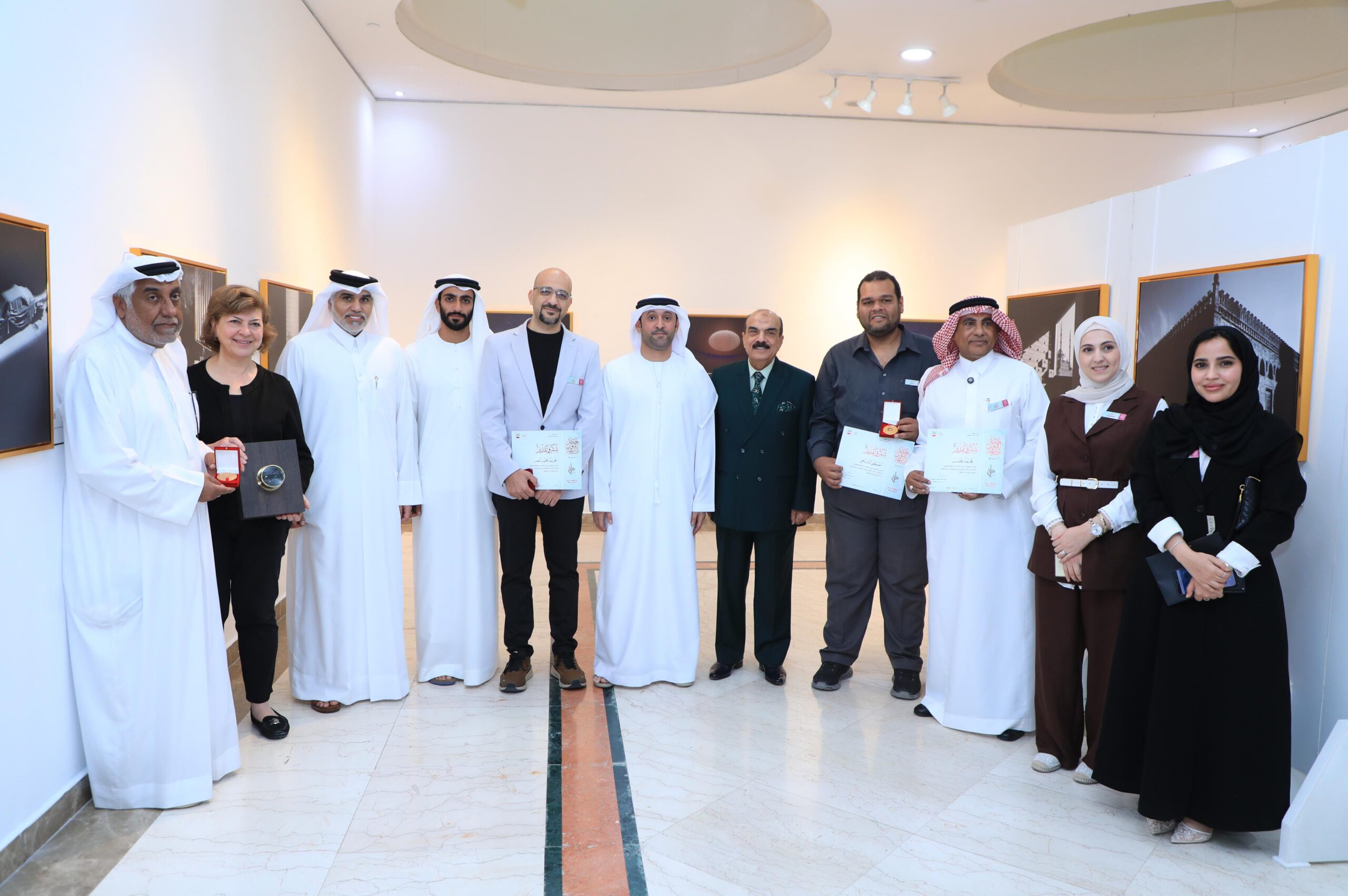 تدشين-أعمال-فنية-ومعرضا-ضوئيا-في-مهرجان-الفنون-الإسلامية-بالشارقة