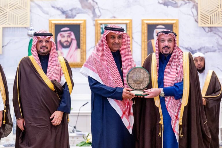 أمير-القصيم-يكرّم-مواطناً-ساعد-أسرة-سودانية-في-حادث