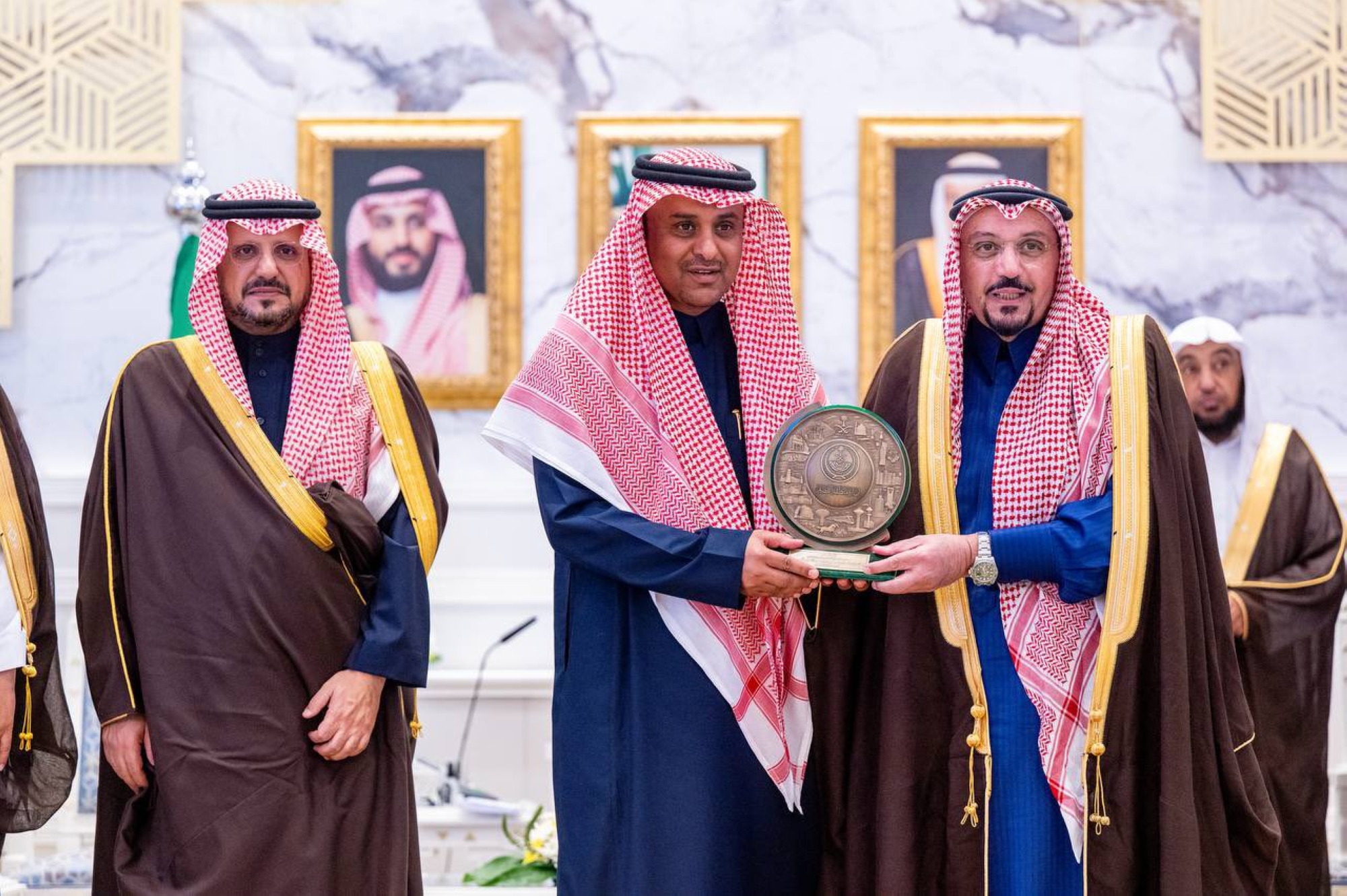 أمير-القصيم-يكرّم-مواطناً-ساعد-أسرة-سودانية-في-حادث