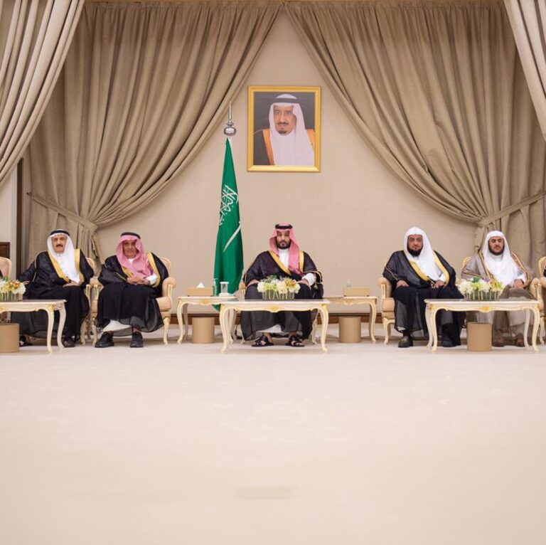 ولي-العهد-يستقبل-الأمراء-والعلماء-وجمعًا-من-المواطنين