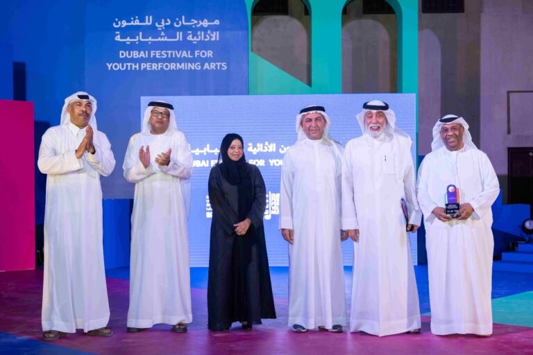 تتويج-الفائزين-بجوائز-مهرجان-دبي-للفنون-الأدائية-الشبابية