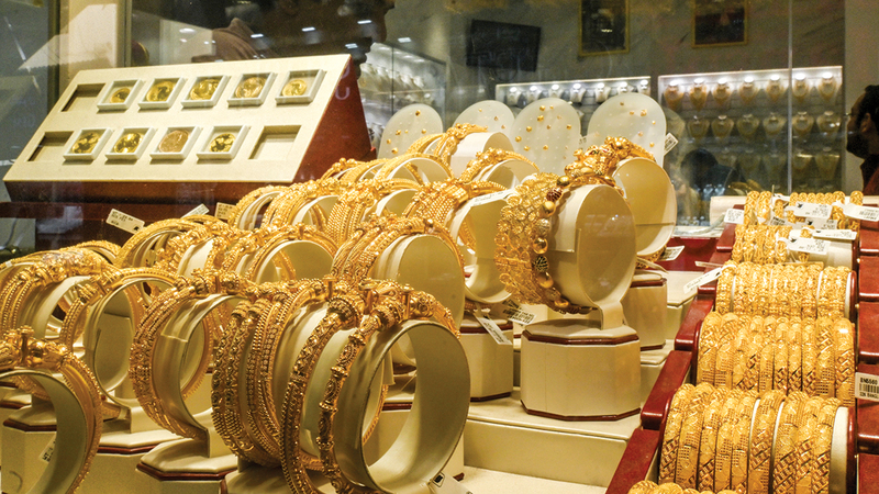الذهب-ينخفض.-ومتعاملون-يتحوّطون-للأسعار-بشراء-السبائك-والمشغولات