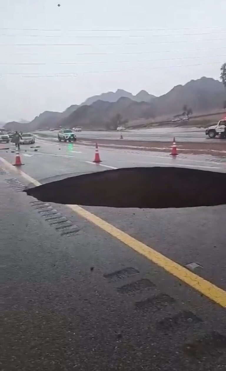 انهيار-أرضي-إثر-الأمطار-يغلق-طريقاً-في-تبوك