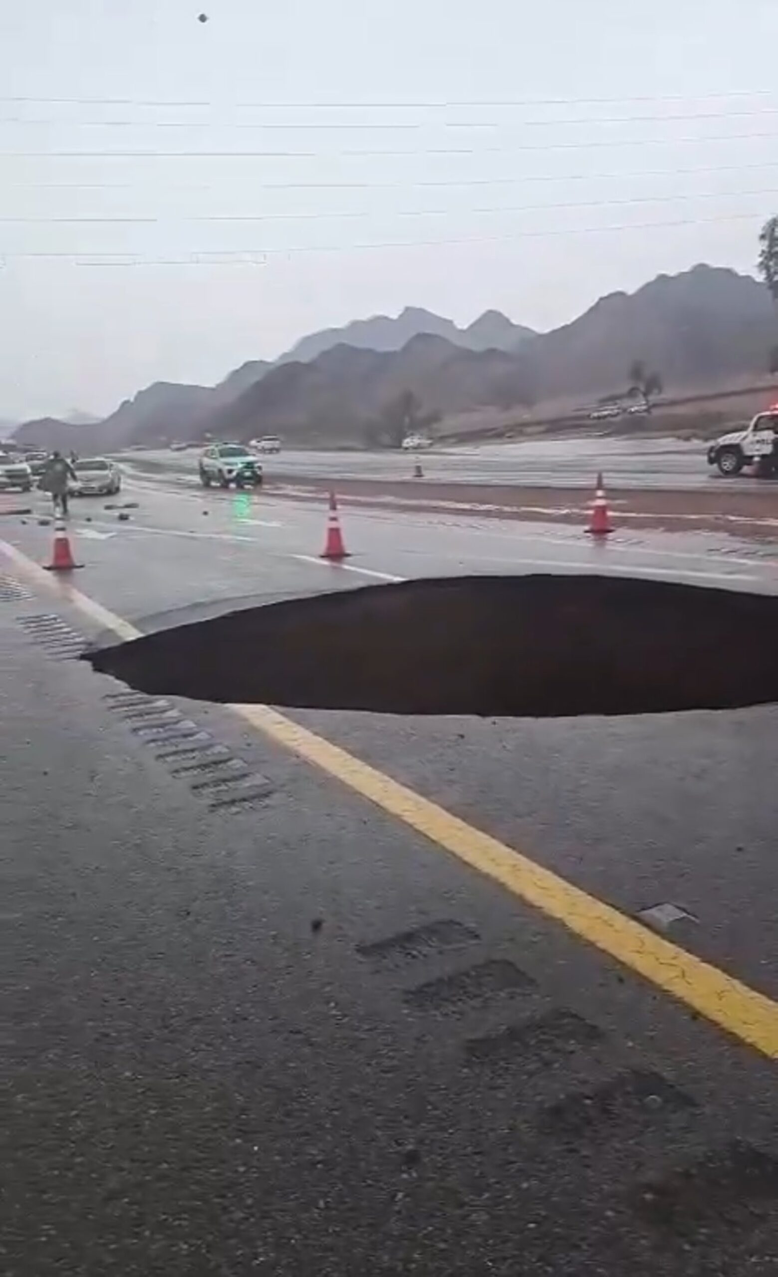 انهيار-أرضي-إثر-الأمطار-يغلق-طريقاً-في-تبوك