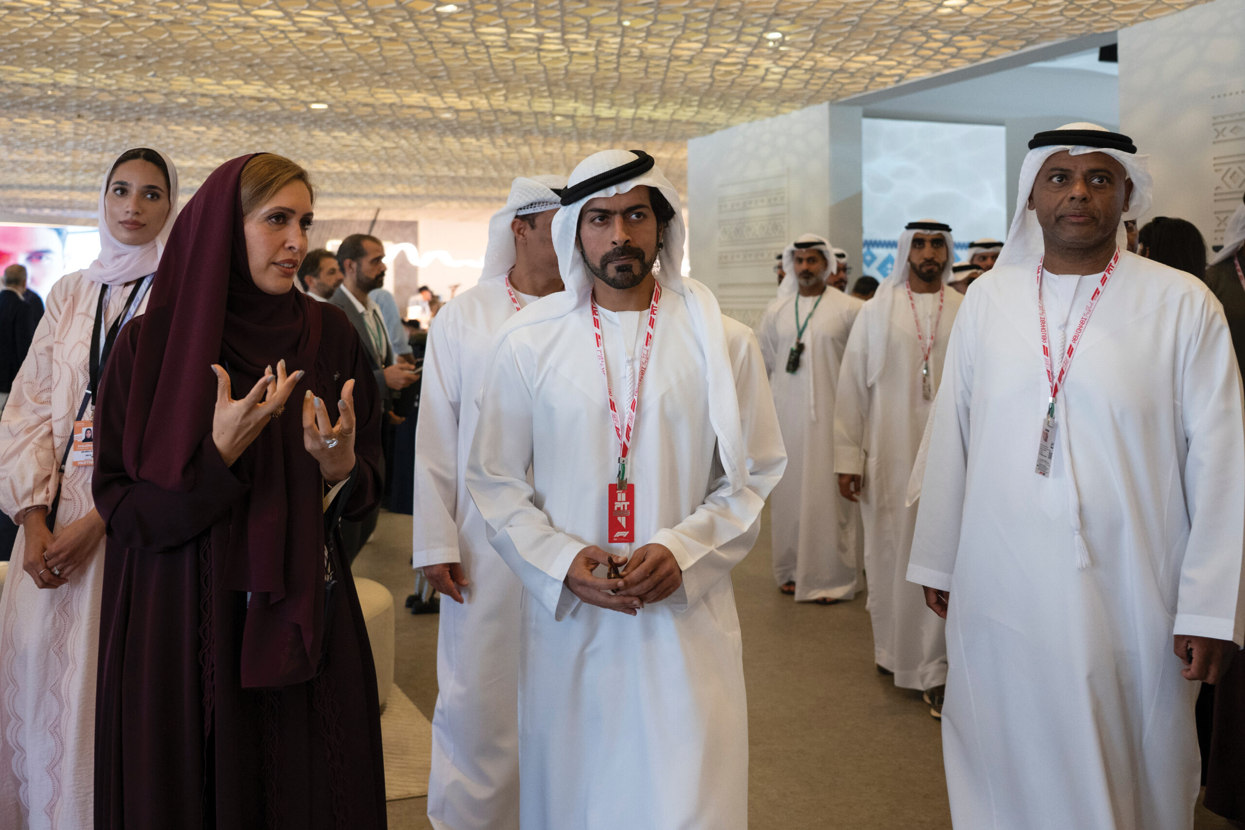 خليفة-بن-طحنون-بن-محمد-يشهد-جانباً-من-فعاليات-سباق-جائزة-الاتحاد-للطيران-الكبرى-للفورمولا1