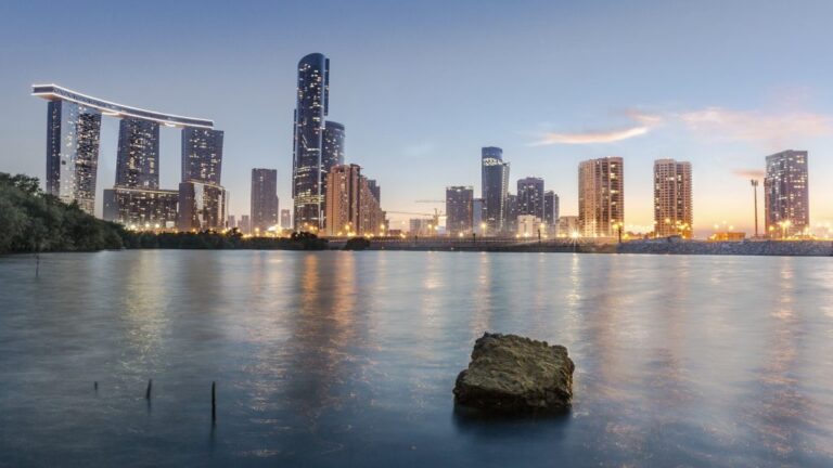 خالد-بن-محمد-بن-زايد-يعتمد-إطلاق-مجمع-التقنيات-المالية-والتأمين-والأصول-الرقمية-والبديلة-في-أبوظبي