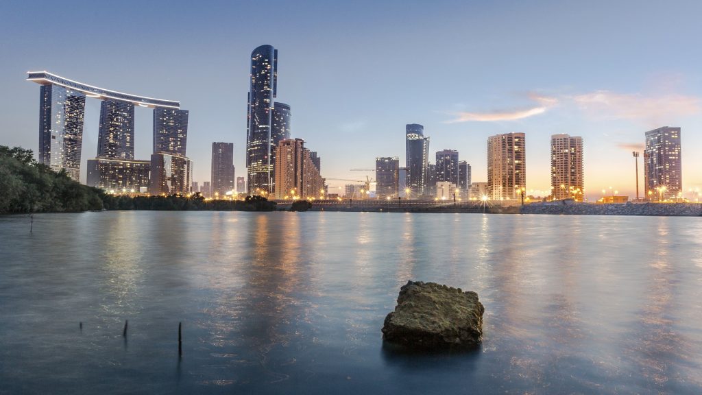 خالد-بن-محمد-بن-زايد-يعتمد-إطلاق-مجمع-التقنيات-المالية-والتأمين-والأصول-الرقمية-والبديلة-في-أبوظبي