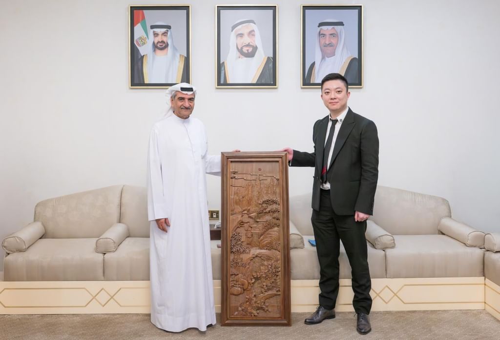 حمد-الشرقي-يستقبل-رئيس-مجلس-إدارة-مجموعة-ياشا-الصينية-ويبحثان-تعزيز-التعاون