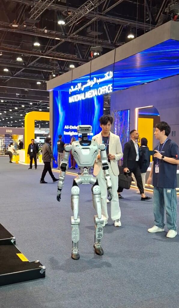 شركة-limx-dynamics.-“قمة-بريدج”-فرصة-لعرض-أحدث-تقنيات-الروبوتات-البشرية-المدعومة-بالذكاء-الاصطناعي