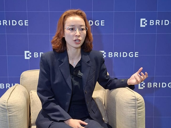 “قمة-بريدج”-تشهد-عرض-روبوتين-أحدهما-يقدم-القهوة-للزوار-والآخر-يؤدي-عروضاً-موسيقية