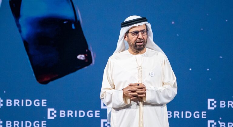 “الإمارات-تصنع-نموذجاً-للإنسانية”.-علي-النعيمي-يروي-لجمهور-“قمة-بريدج”-حكاية-وطن-يبني-المستقبل-بالاحترام-والتمكين