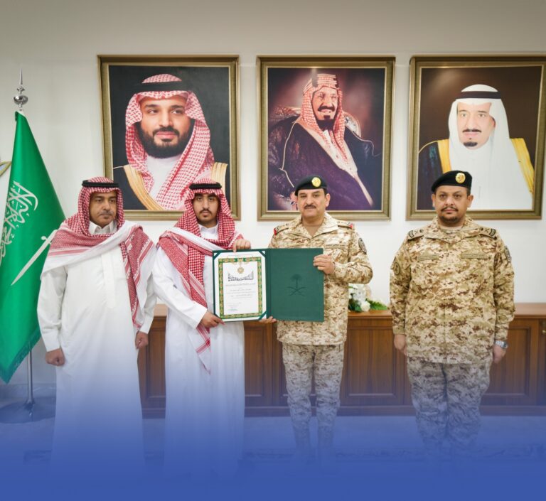 تسليم-أسرة-الشهيد-نواف-العنزي-وسام-الملك-عبدالعزيز