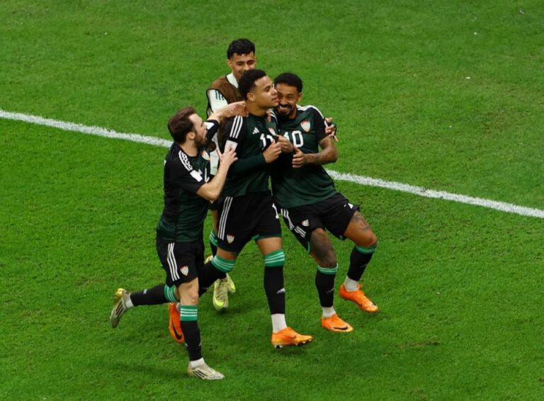 منتخب-الإمارات-يطيح-بالجزائر-حامل-اللقب-ويتأهل-إلى-نصف-نهائي-كأس-العرب
