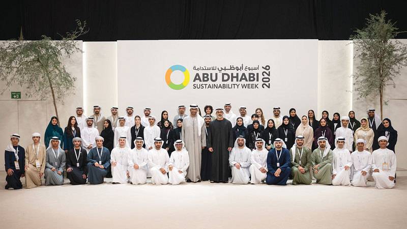 خالد-بن-محمد-يزور-جناح-منصة-«شباب-من-أجل-الاستدامة»