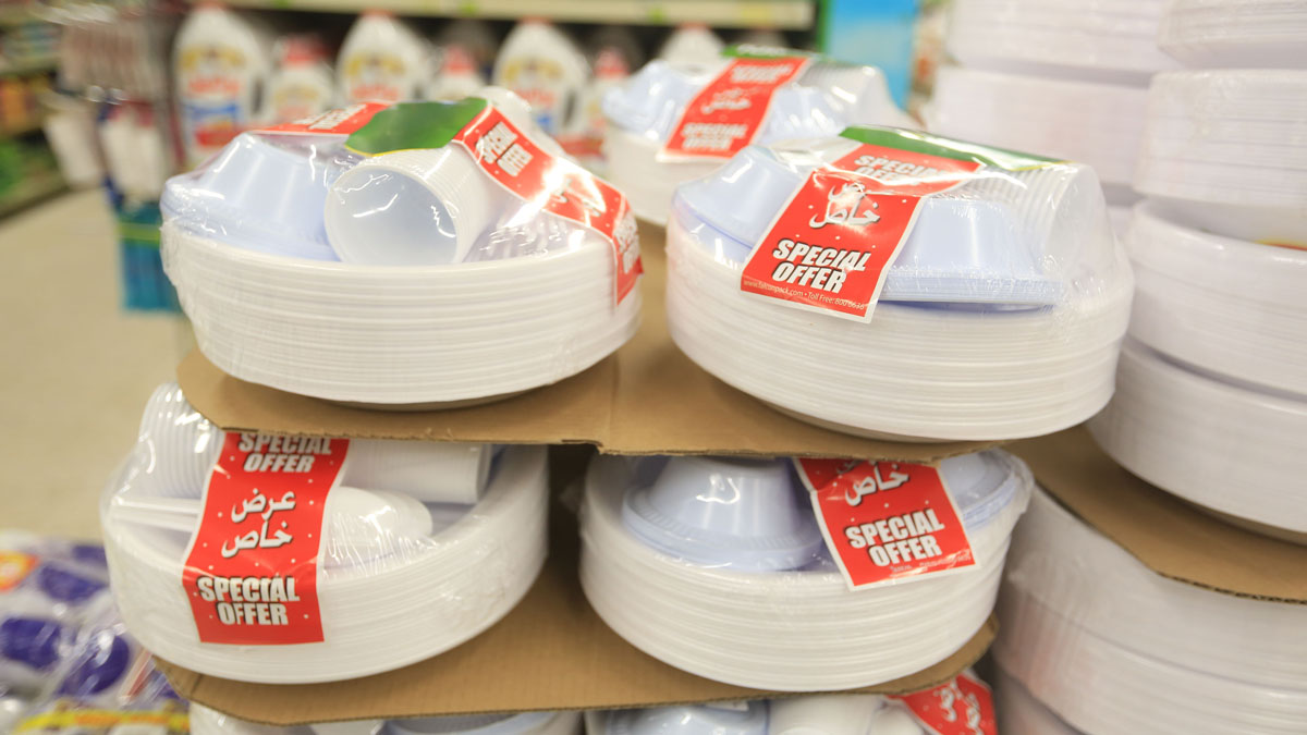 رغم-قرار-الحظر.-أدوات-المائدة-البلاستيكية-لاتزال-في-الأسواق