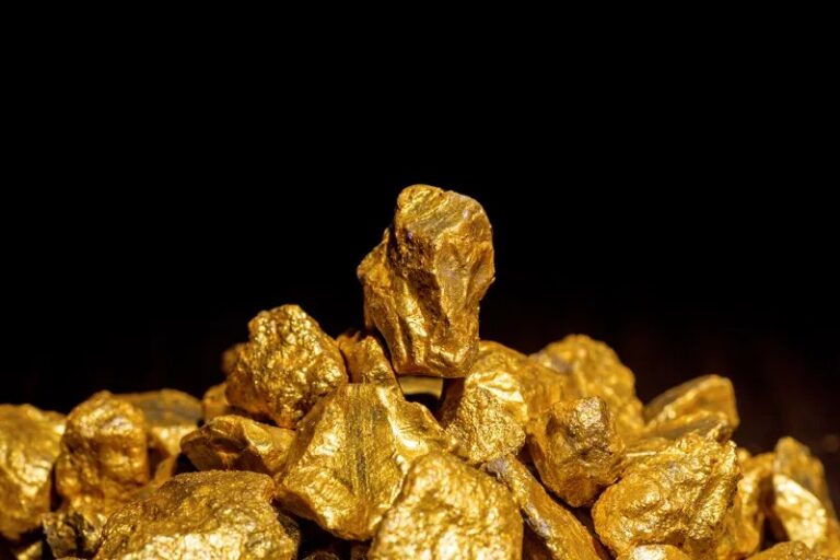 الذهب-يسجل-قمة-تاريخية-جديدة-مُتجاوزا-4700-دولارا-للأوقية