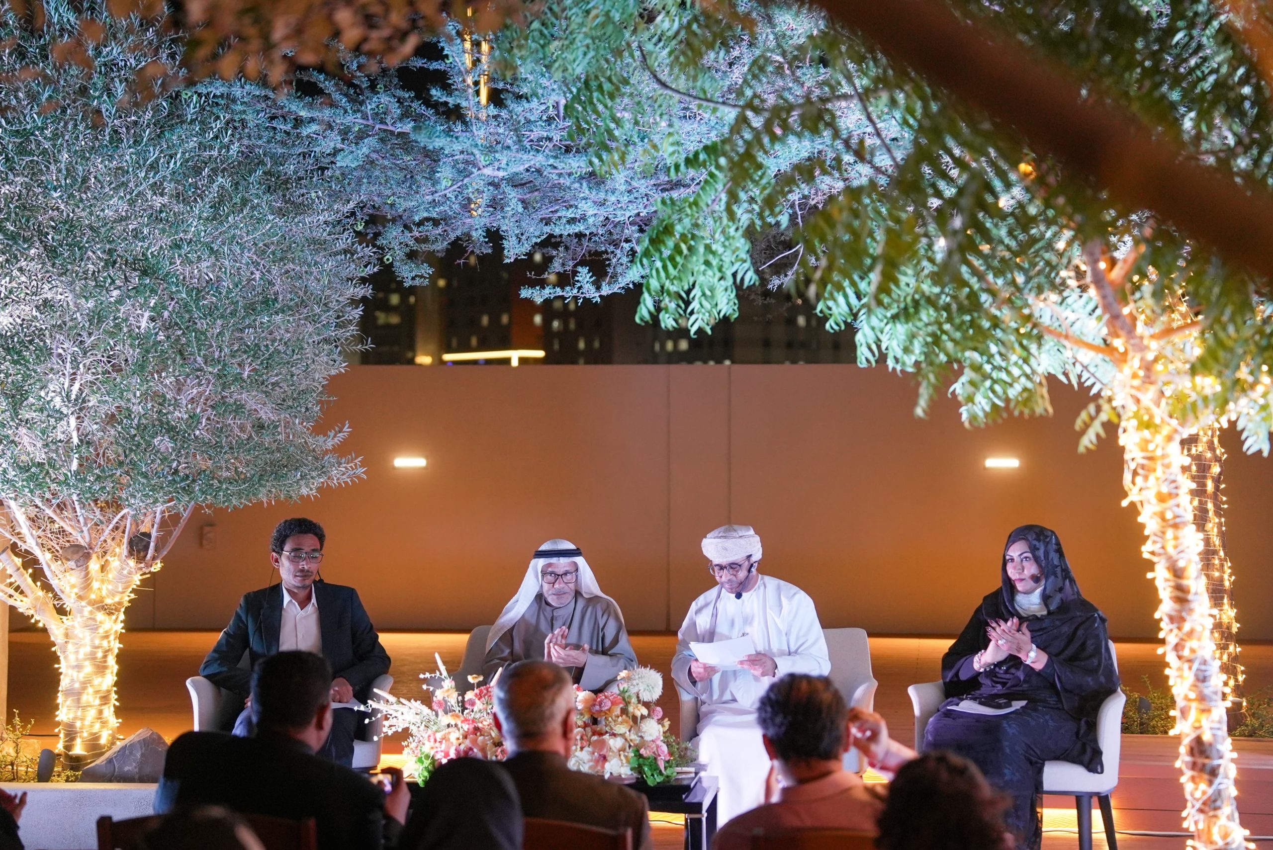 “العسم”-و”عامر”-و”المطروشي”-يغنون-للإنسان-في-دارة-الشعر-العربي-بالفجيرة