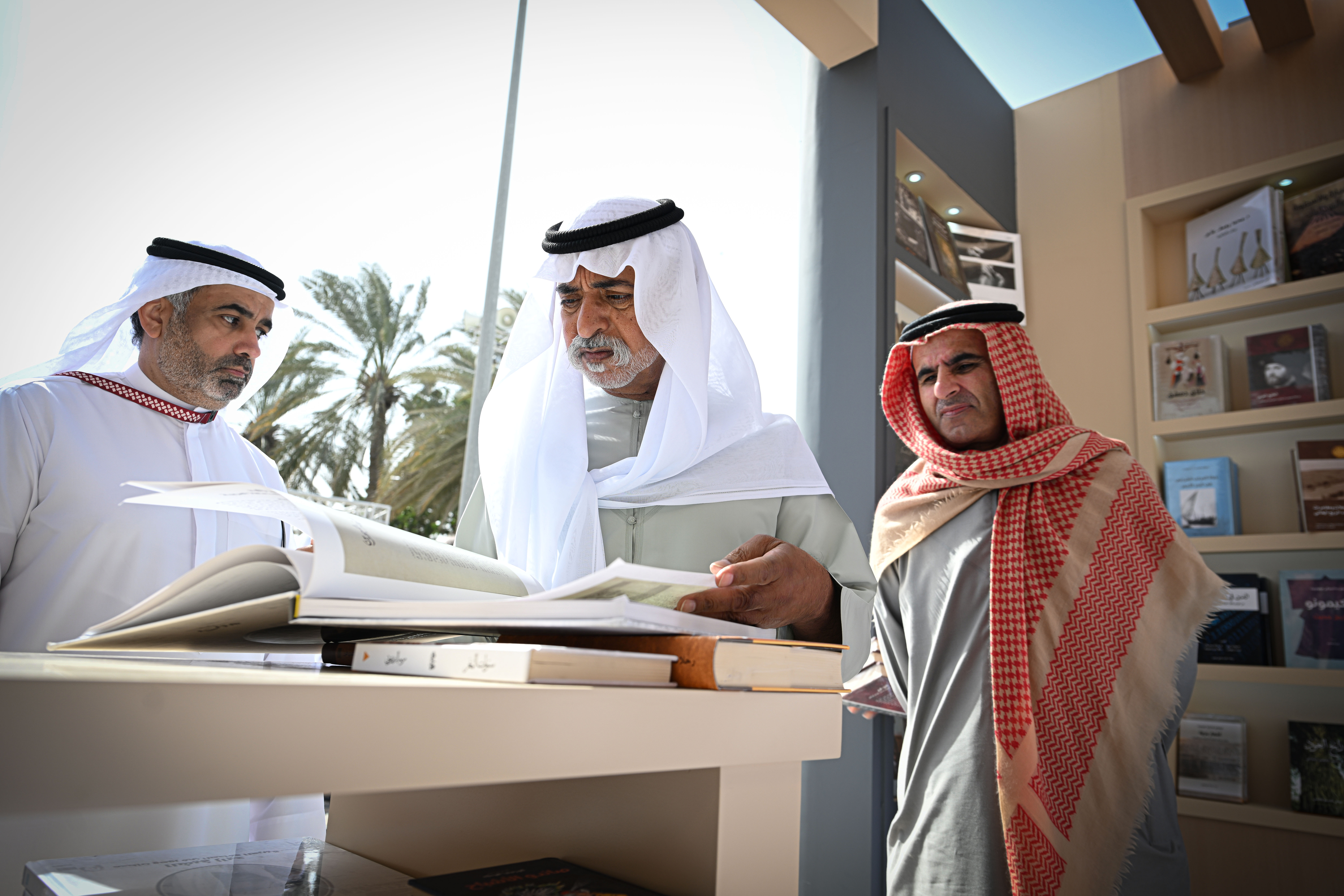 نهيان-بن-مبارك-يزور-مهرجان-الظفرة-للكتاب-2026
