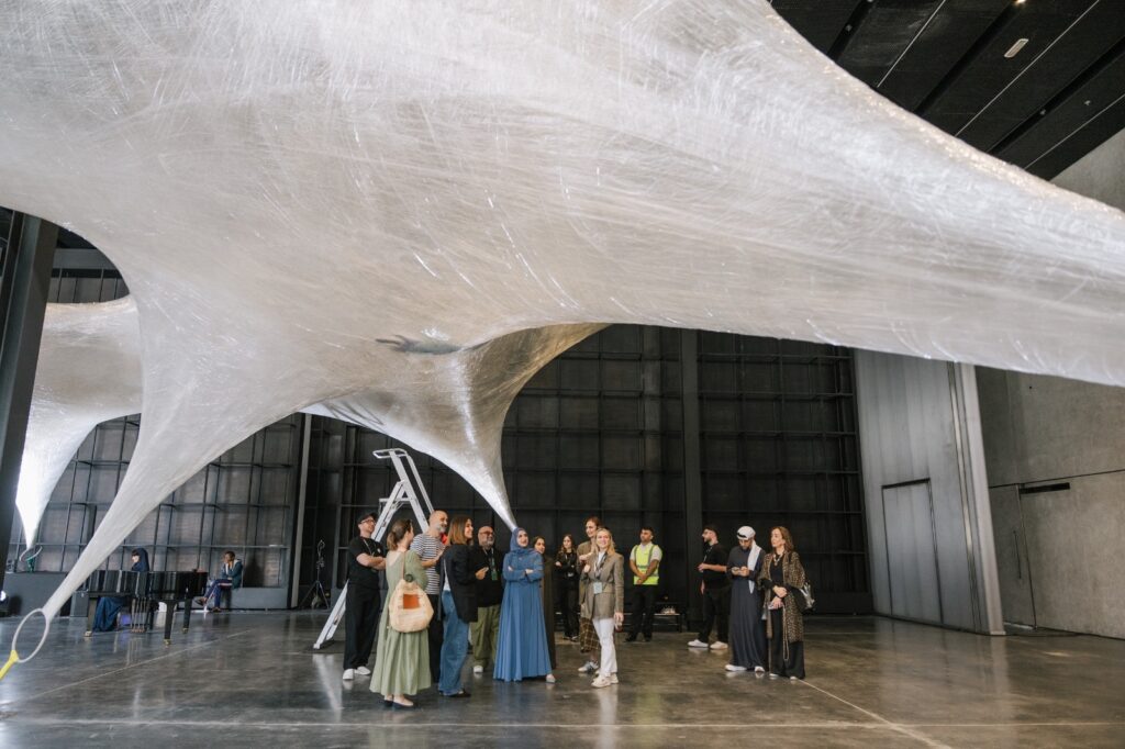 مهرجان-القوز-للفنون-منصة-إبداعية-تعكس-تنوع-المشهد-الثقافي-في-دبي