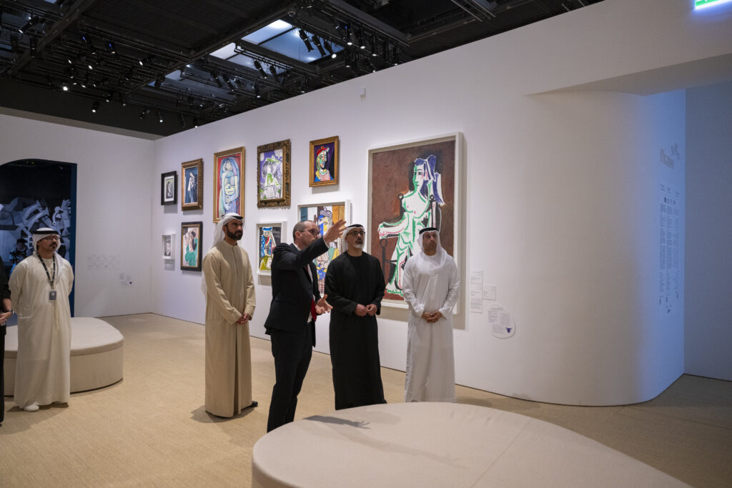 خالد-بن-محمد-بن-زايد-يزور-المعارض-الفنية-الموسمية-في-متحف-اللوفر-أبوظبي