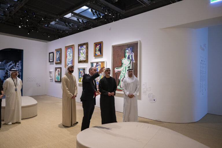 خالد-بن-محمد-بن-زايد-يزور-المعارض-الفنية-الموسمية-في-متحف-اللوفر-أبوظبي
