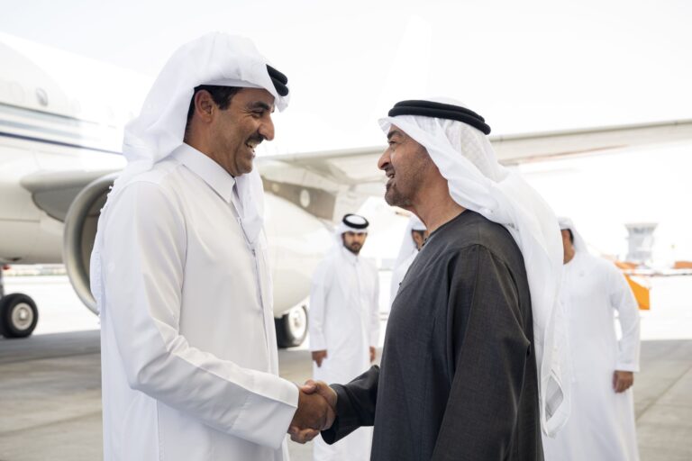 رئيس-الدولة-في-مقدمة-مستقبليه/أمير-قطر-يصل-الإمارات-في-زيارة-أخوية
