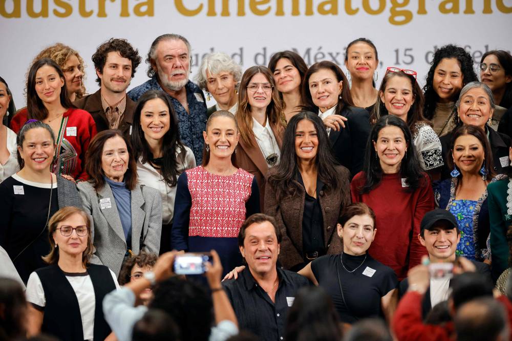 سلمى-حايك-تنتج-فيلماً-للدفاع-عن-المكسيك