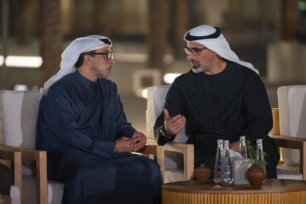 منصور-بن-زايد-وخالد-بن-محمد-بن-زايد-يحضران-المجلس-الرمضاني-لحكومة-أبوظبي-“برزة-أبوظبي”-في-قصر-الحصن