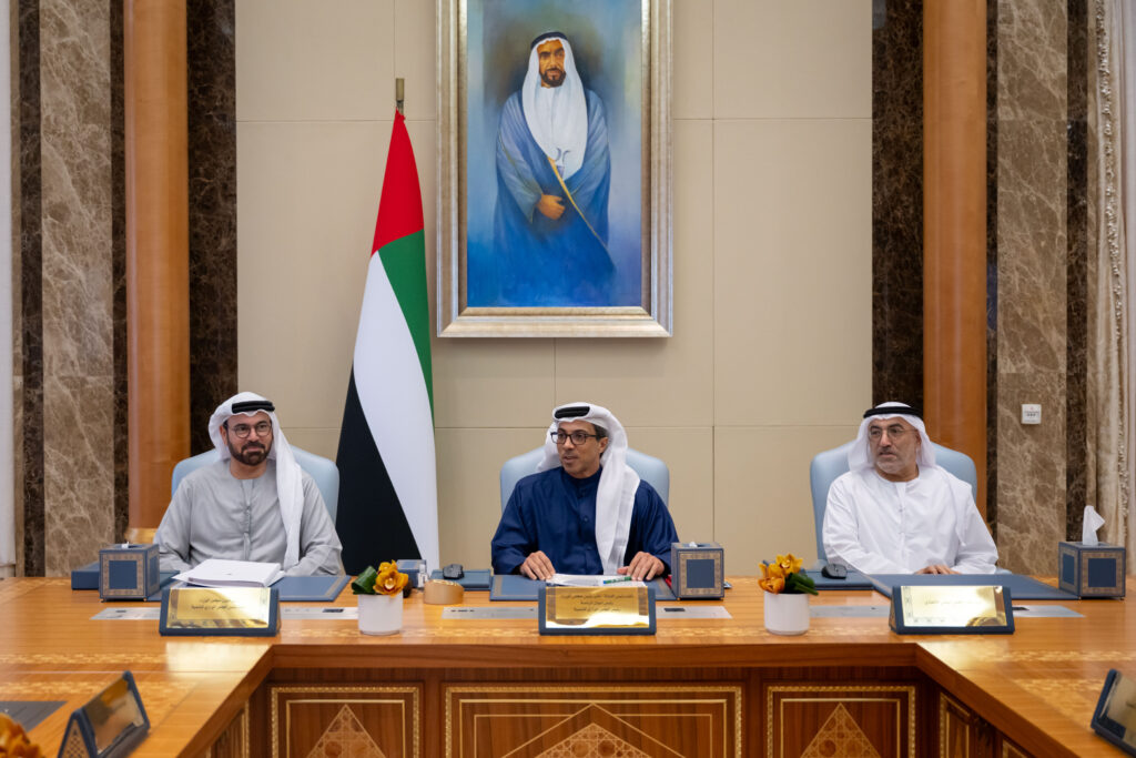 برئاسة-منصور-بن-زايد.المجلس-الوزاري-للتنمية-يستعرض-مستجدات-تنفيذ-السياسات-والبرامج-الحكومية