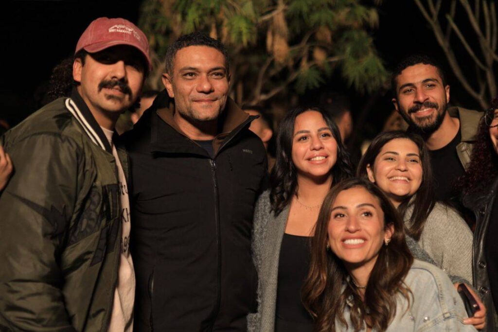 أسرة-«اتنين-غيرنا»-تحتفل-بانتهاء-التصوير