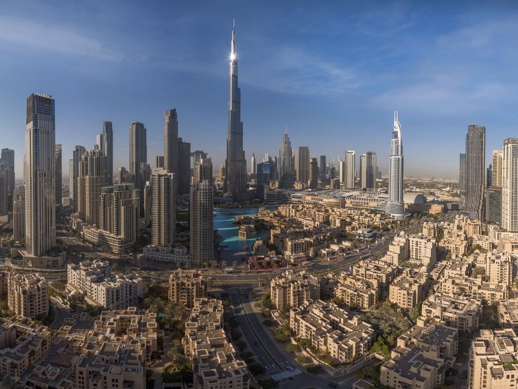 سقوط-شظايا-طائرات-مُسيّرة-عقب-اعتراضها-من-قبل-الدفاعات-الجوية-على-ساحتي-منزلين-في-إمارة-دبي