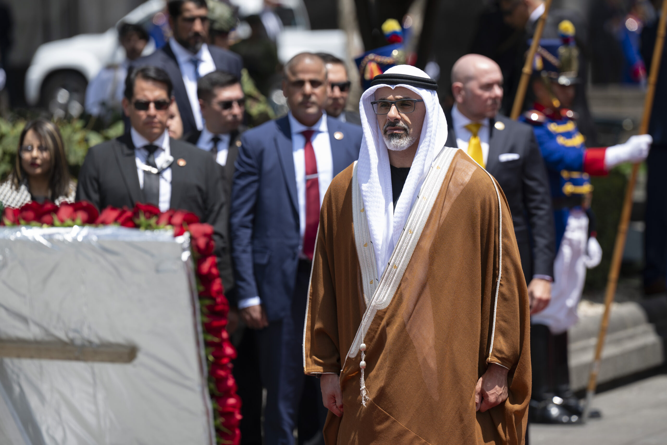 ولي-عهد-أبوظبي-يضع-إكليلاً-من-الزهور-أمام-النصب-التذكاري-للاستقلال-في-العاصمة-الإكوادورية-كيتو